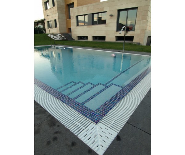 11.0 GALERÍA FOTOGRÁFICA. EQUIPOS INSTALADOS - REBOSADERO CONTINUO Y ACCESO PISCINA