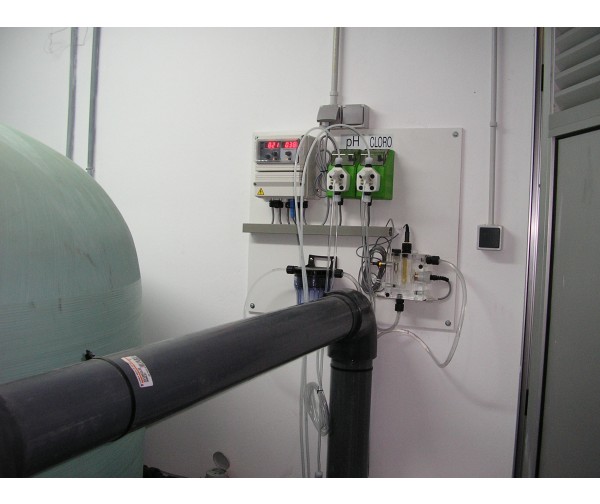 11.35 GALERÍA FOTOGRÁFICA. EQUIPOS INSTALADOS - REGULACIÓN AUTOMÁTICA DE CLORO Y PH EN PISCINA DE USO COLECTIVO.